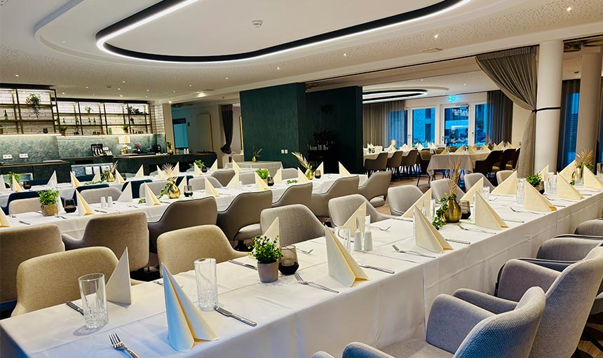 Claras Restaurant im gemütlichen Ambiente für Events und Entertainment-Abende Claras Restaurant in Wolfsburg, elegant eingedeckt für ein festliches Bankett. In einem stilvollen Ambiente mit warmem Licht und einer einladenden Tischdekoration strahlt der Raum eine gemütliche und zugleich gehobene Atmosphäre aus – perfekt für besondere Veranstaltungen oder gemütliche Abende.