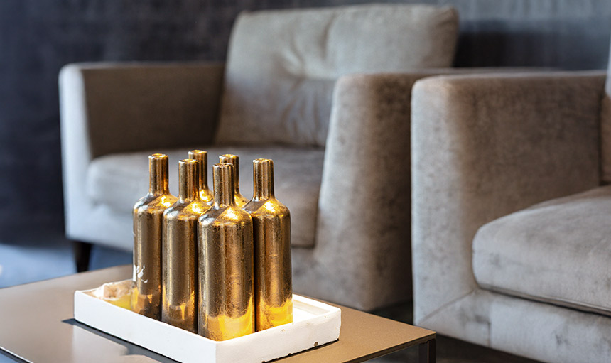 Das Bild zeigt eine stimmungsvolle Lesung in einem stilvollen Restaurantambiente. Die warm beleuchtete Szenerie schafft eine gemütliche Atmosphäre, in der Gäste gespannt den Worten der Vortragenden lauschen. Kerzenlicht, elegante Tischdekorationen und ein Glas Wein unterstreichen den besonderen Charakter des Abends. Ein Moment voller Kultur, Genuss und inspirierender Geschichten.