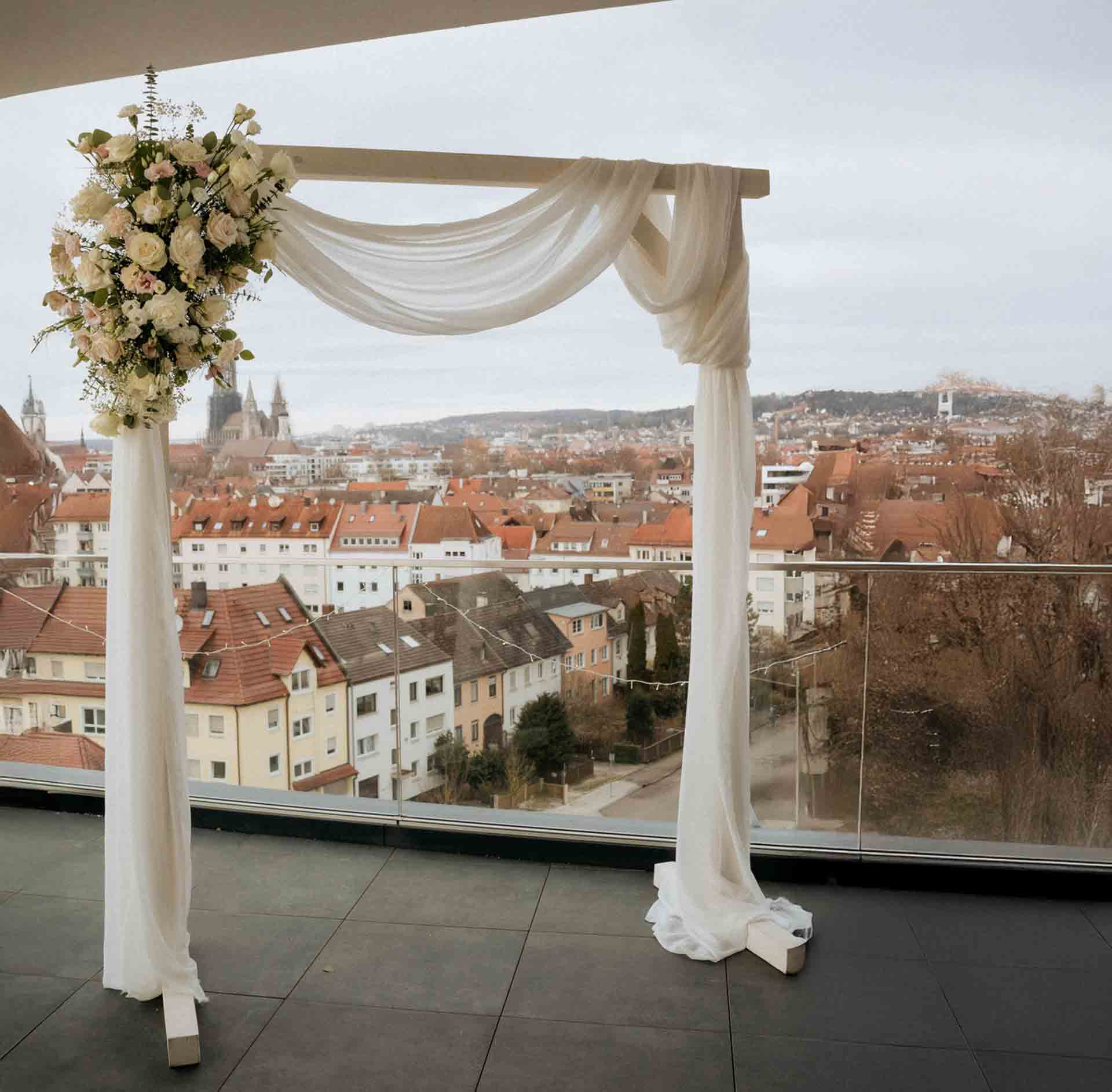 Hochzeitsbogen auf der Rooftop-Terasse im Heinrichs 161