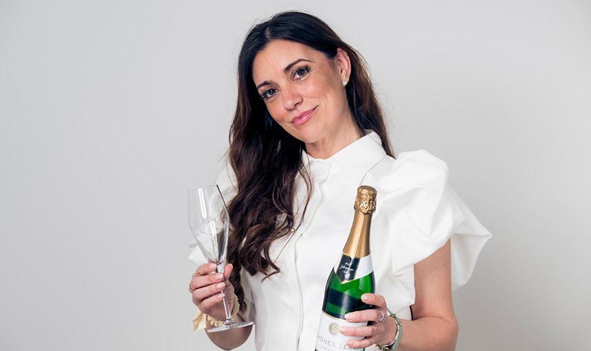 Service Claras Restaurant Dame mit Sektglas